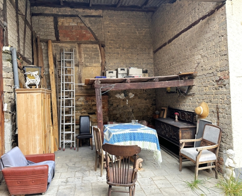 Überdachter Sitzplatz und Abstellraum