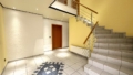 Eingang mit Treppe ins DG